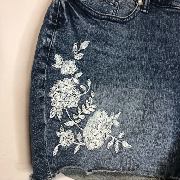 TORRID Embroidered High Rise Jean Shorts, size 22 - Picture 4 of 12